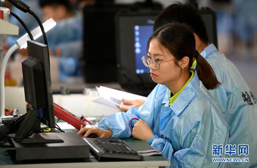 5月9日,在宁夏工商职业技术学院,参赛队伍在进行《电子产品芯片级